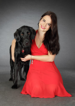 Portraitaufnahme junge Frau mit Ihrem Hund in unserem Fotostudio