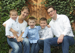 Portraitaufnahme einer Familie mit 3 kleinen Kindern in unserem Studiogarten