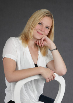 Portraitaufnahme einer jungen blonden Frau in unserem Fotostudio