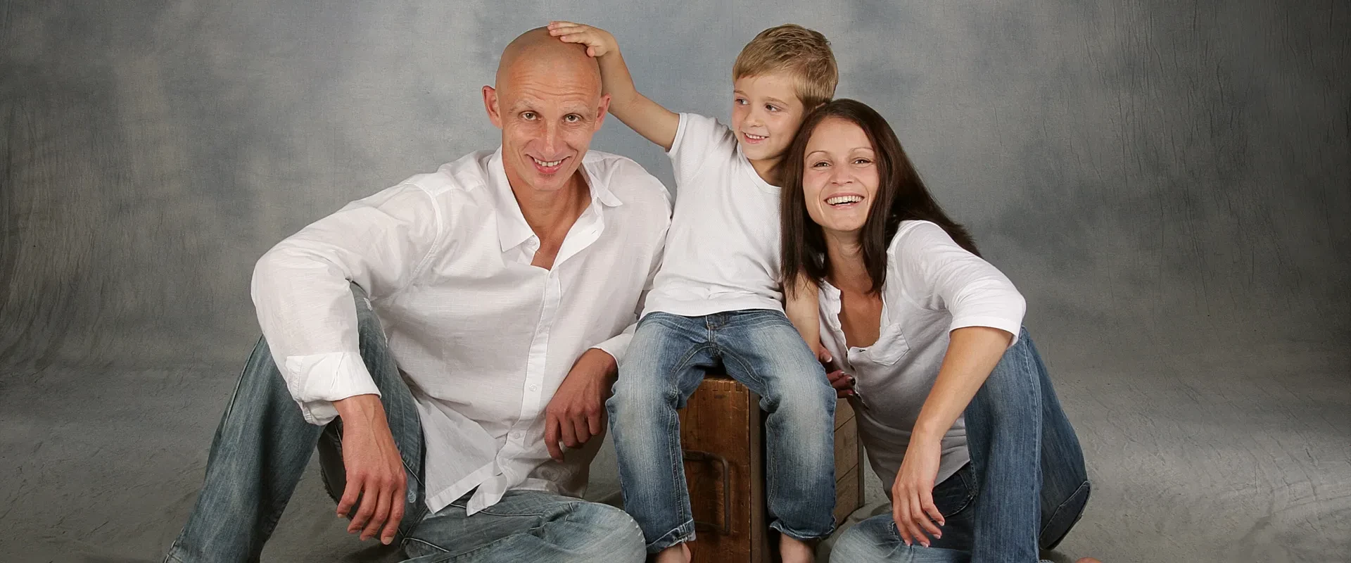 Portrait einer 3-köpfigen Familie aufgenommen in unserem Fotostudio