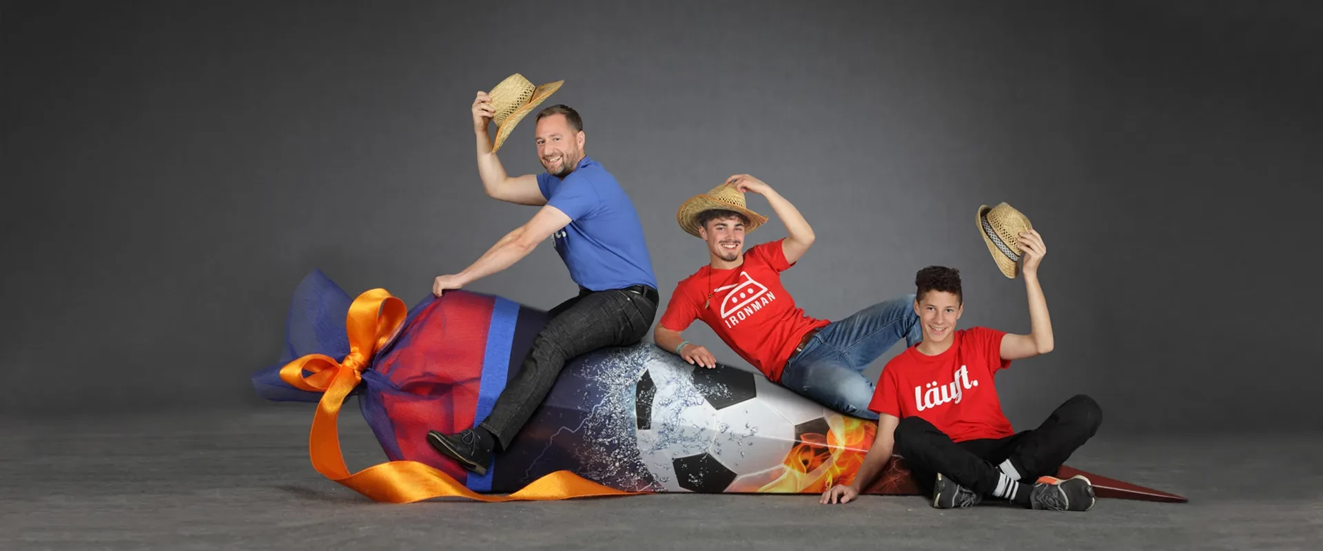 Portrait einer fröhlichen Gruppe Männer auf einer riesigen Zuckertüte