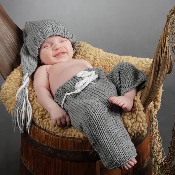 schlafendes Baby mit Strickmütze und Strickhose