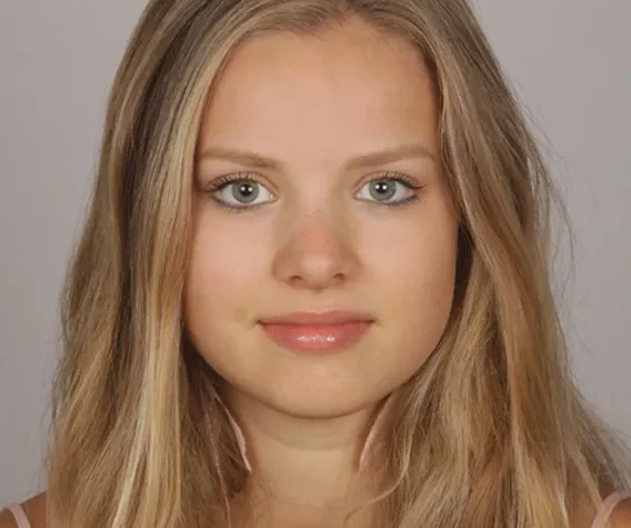 Biometrisches Passfoto einer jungen blonden Frau