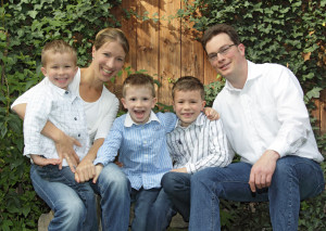 Portraitaufnahme einer Familie mit 3 kleinen Kindern in unserem Studiogarten